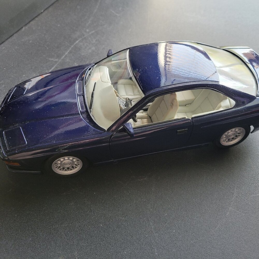 Maisto 1990 BMW 850i Blue 1/18 Scale Diecast Car Vintage Collectible